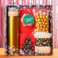 Подарочный набор «Веселья в новом году»: чай со вкусом лесных ягод 50 г., крем-мед хлопковый 120 г., арахис в шоколадной глазури, 100 г., носки р-р: 36–39, термос 500 мл. Подарочный набор «Веселья в новом году»: чай со вкусом лесных ягод 50 г., крем-мед хлопковый 120 г., арахис в шоколадной глазури, 100 г., носки р-р: 36–39, термос 500 мл.