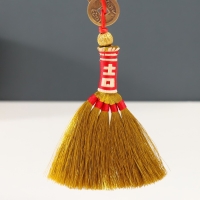 Подвеска текстиль "Золотая метла с 5-ю монетками и узлом Счастья" 32,5 см Подвеска текстиль "Золотая метла с 5-ю монетками и узлом Счастья" 32,5 см