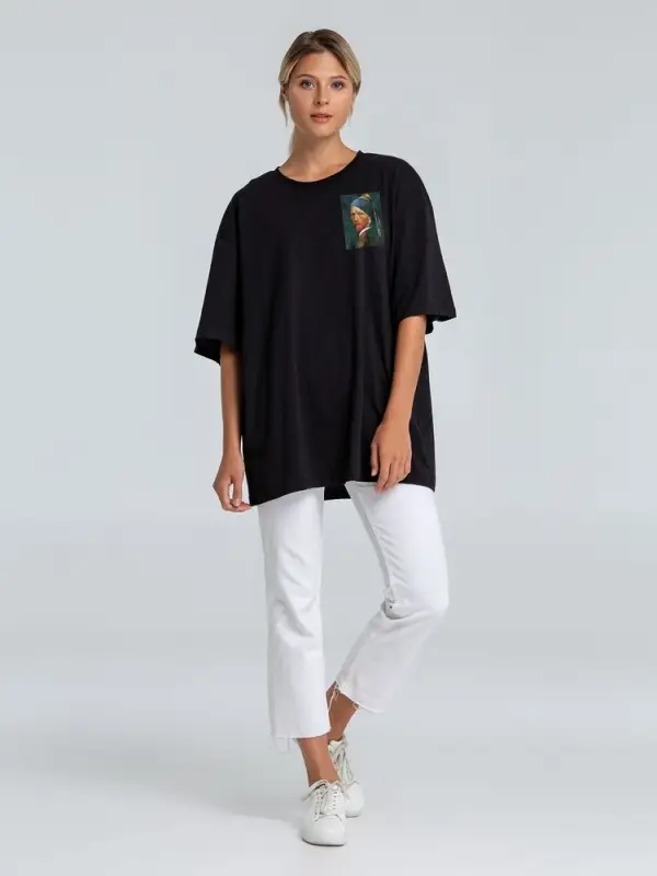 Футболка оверсайз &laquo;Мужчина с жемчужной сережкой&raquo;, черная, размер M/L