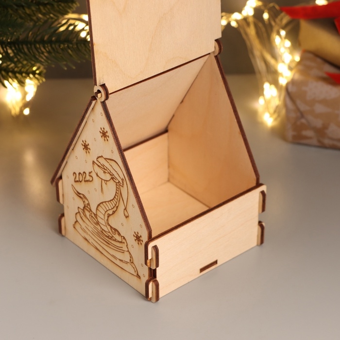 Новогодняя шкатулка-домик Новогодняя шкатулка-домик "Змейка в шапке" 12х10х13,5 см (набор 7 деталей)