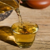 Китайский выдержанный зеленый чай "Шен Пуэр. Chuansh&igrave; y&igrave;nj&igrave;", 357 г, 2017 г, блин