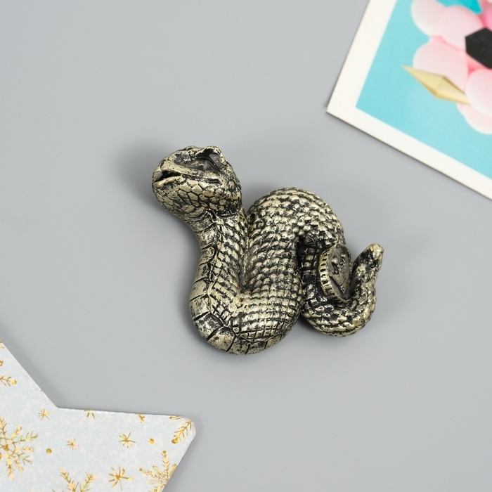 Магнит полистоун Магнит полистоун "Змейка с короной на монетке" МИКС 4,5х1,5х5,5 см