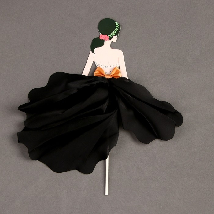 Топпер &laquo;Красотка в чёрном&raquo;