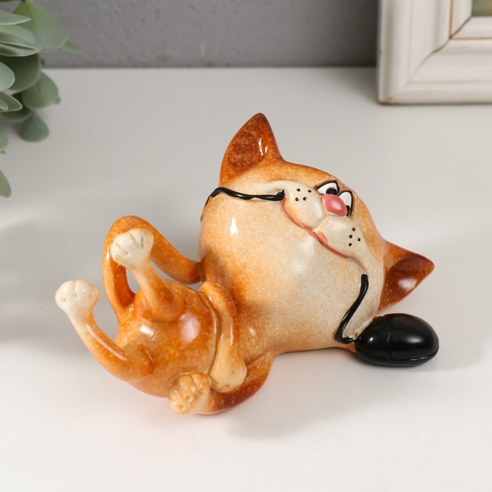 Сувенир полистоун лак "Котик играет с компьютерной мышкой" 12х8,5х6,8 см