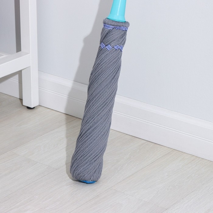 Швабра с отжимом Доляна, насадка из микрофибры &laquo;Чёрная&raquo;, телескопическая окрашенная ручка 120 см, цвет МИКС