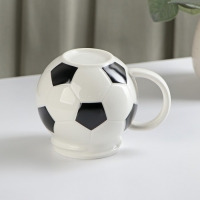 Кружка керамическая с крышкой &laquo;Футбольный мяч&raquo;, 380 мл