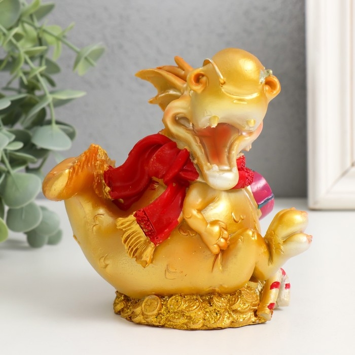 Копилка полистоун Копилка полистоун "Дракон золотистый в новогоднем шарфе с подарками" МИКС 8,5х11х12,5 см