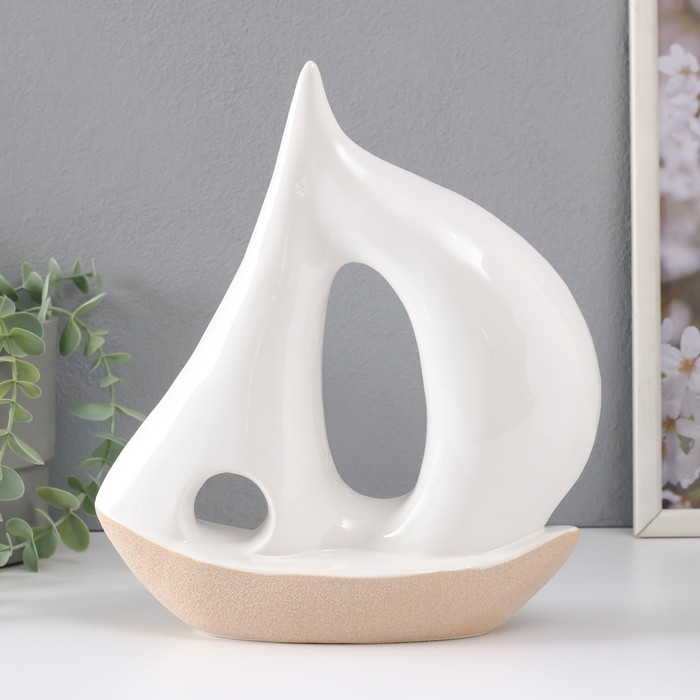 Сувенир керамика "Большой парусник" песочно-белый 22,5х8,5х25,3 см