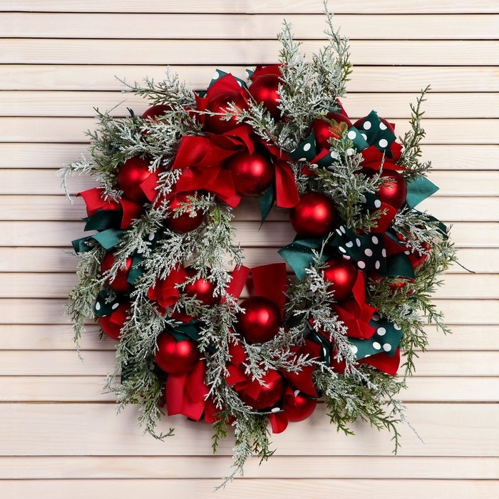 Венок новогодний d- 30 см "Уютная сказка" алые шары и ленты в горох