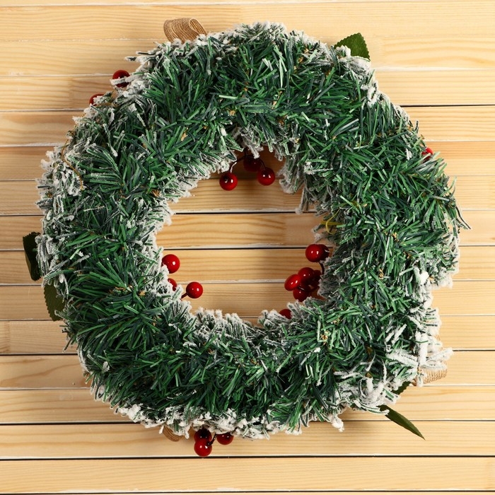 Венок новогодний d- 29 см "Уютная сказка" ягоды на веточках шишки снег