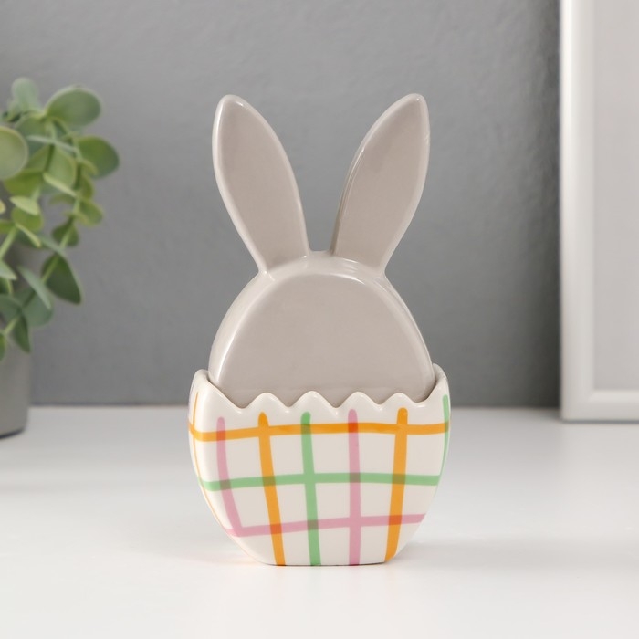 Шкатулка керамика Шкатулка керамика "Зайка в яйце в клеточку, с цветком" серо-жёлтый 8х5,4х14,2 см