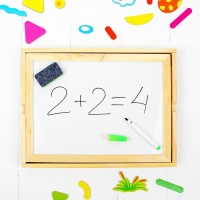 Конструктор магнитный &laquo;Весёлые человечки&raquo; с двухсторонней доской, мелом и маркером, 71 элемент