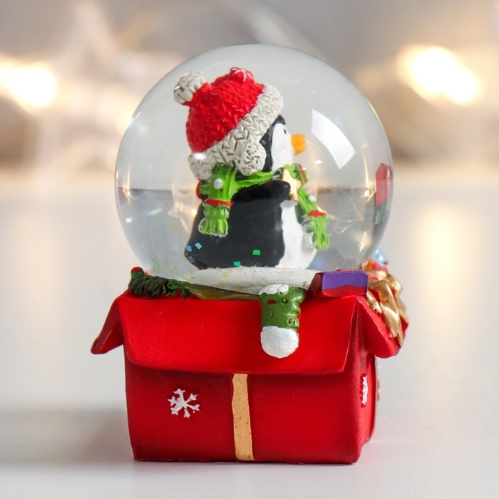 Сувенир полистоун водяной шар Сувенир полистоун водяной шар "Пингвинчик на подарке" 4,5х4,5х6,5 см