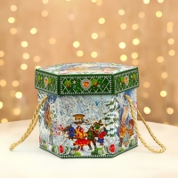 Новый год. Подарочная коробка новогодняя Шестигранник малый "Двенадцать месяцев" с веревочными ручками, 210x210x185 мм. Новый год. Подарочная коробка новогодняя Шестигранник малый "Двенадцать месяцев" с веревочными ручками, 210x210x185 мм.