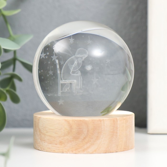 Сувенир стекло подсветка Сувенир стекло подсветка "Мальчик и роза" d=6 см подставка дерево, USB 6,5х6,5х7,5 см