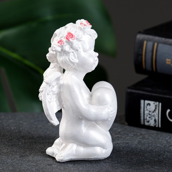 Фигура "Ангел с сердцем на коленях" перламутр, 10х6х5см