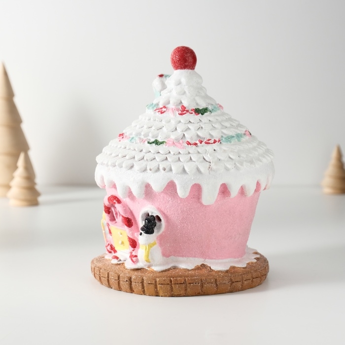 Сувенир полистоун свет "Пряничный домик розовый в глазури со снеговиком" 11,5х11,5х15 см