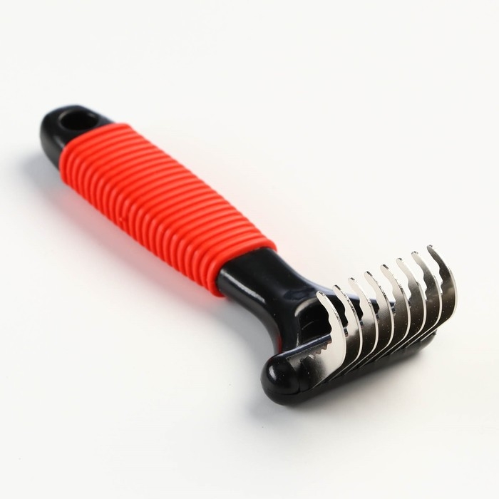 Колтунорез загнутый, 8 лезвий, 5,5 х 15 см, чёрно-красный Колтунорез загнутый, 8 лезвий, 5,5 х 15 см, чёрно-красный