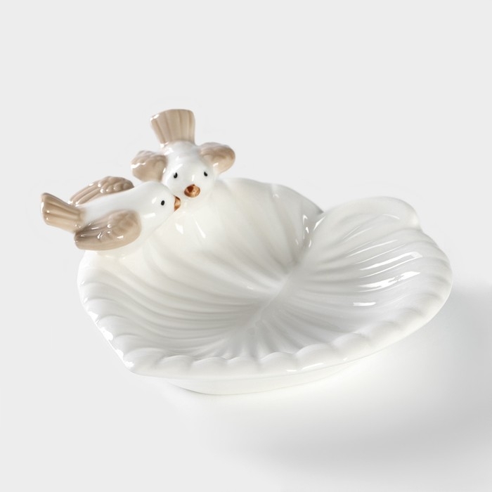 Блюдо керамическое сервировочное «Голубки на листочке», 13×13×2 см, цвет белый Блюдо керамическое сервировочное «Голубки на листочке», 13×13×2 см, цвет белый