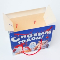 Новый год. Подарочная коробка Новогодняя Коробка-Кейс "Хор" с верев. ручками с анимацией 20,5*12*18см. Новый год. Подарочная коробка Новогодняя Коробка-Кейс "Хор" с верев. ручками с анимацией 20,5*12*18см.