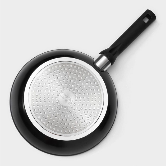 Сковорода Magistro Warrior, d=24 см, h=4,7 см, ручка soft-touch, антипригарное покрытие, индукция, цвет чёрный Сковорода Magistro Warrior, d=24 см, h=4,7 см, ручка soft-touch, антипригарное покрытие, индукция, цвет чёрный