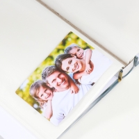 Фотоальбом на 200 фото 13х18 см "Олень/олени у дерева" в коробке 29,5х23х5,5 см