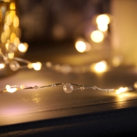 Гирлянда «Нить» 5 м роса с насадками «Перламутр», IP20, нить серебристая, 50 LED, батарейки AAx2 (не в комплекте), 2 режима, свечение тёплое белое Гирлянда «Нить» 5 м роса с насадками «Перламутр», IP20, нить серебристая, 50 LED, батарейки AAx2 (не в комплекте), 2 режима, свечение тёплое белое