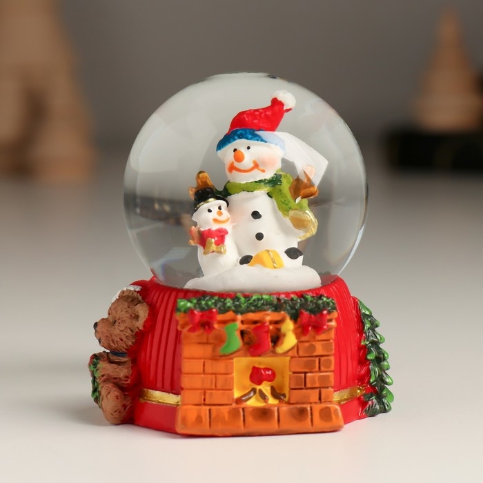 Сувенир полистоун водяной шар Сувенир полистоун водяной шар "Дед Мороз/Снеговик у камина" МИКС 5,5х5х6,5 см