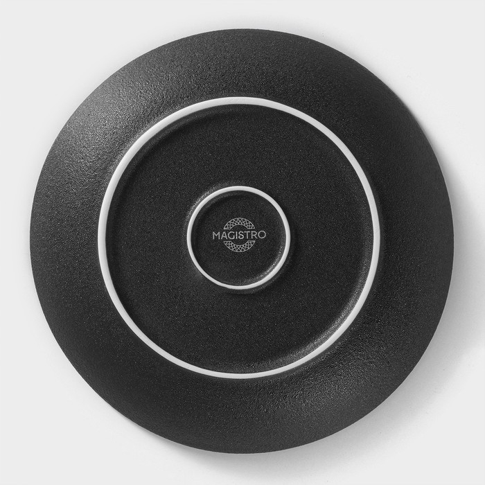 Тарелка фарфоровая Magistro Line, d=20,5 см, цвет чёрный Тарелка фарфоровая Magistro Line, d=20,5 см, цвет чёрный