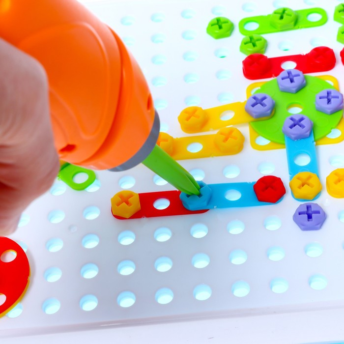 Пластмассовый конструктор в чемоданчике «Создавай и играй», с электрическим шуруповёртом, 106 деталей Пластмассовый конструктор в чемоданчике «Создавай и играй», с электрическим шуруповёртом, 106 деталей