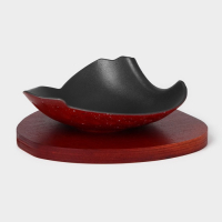 Блюдо для подачи чугунное &laquo;Антиквариат&raquo;, d=20 см, на деревянной подставке