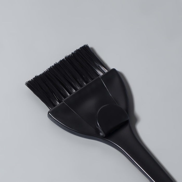 Кисть для окрашивания волос с фиксатором, 21 х 5,5 см, цвет чёрный Кисть для окрашивания волос с фиксатором, 21 х 5,5 см, цвет чёрный