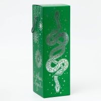 Новый год. Подарочная коробка Новогодняя под шампанское "Змея на зеленом" с веревоч. ручкой 11*11*35см. Новый год. Подарочная коробка Новогодняя под шампанское "Змея на зеленом" с веревоч. ручкой 11*11*35см.
