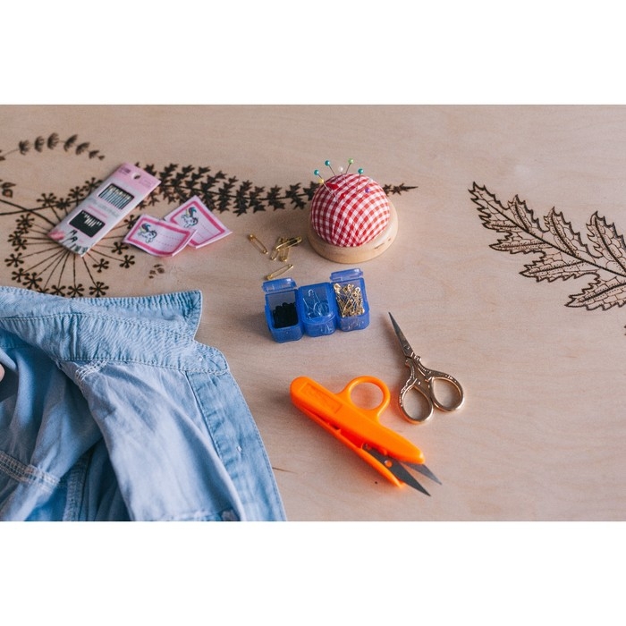 Игольница &laquo;Круг&raquo;, на деревянной подложке, d = 7 см, цвет красный/белый