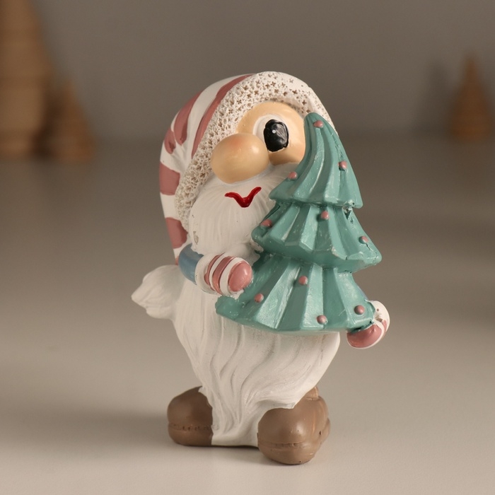 Сувенир полистоун "Новогодний гном с ёлкой, в колпаке съехавшем на один глаз" 8х6х10,5 см
