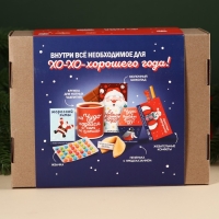 Большой гифтбокс &laquo;Хо-хо-хорошего Нового года&raquo;: жевательная конфета, молочный шоколад, кружка, печенье с предсказанием, жевательная резинка.