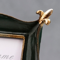 Фоторамка полистоун 10х15 см "Геральдическая лилия в углах" зелёная с золотом 19х15 см Фоторамка полистоун 10х15 см "Геральдическая лилия в углах" зелёная с золотом 19х15 см