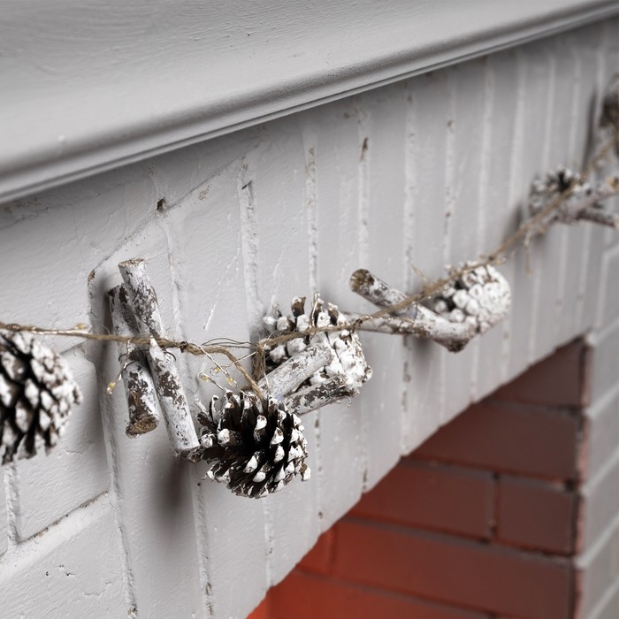 Гирлянда «Нить» 1.5 м роса с насадками «Шишки и ветки», IP20, серебристая нить, 30 LED, батарейки CR2032х2 (в комплекте), свечение тёплое белое Гирлянда «Нить» 1.5 м роса с насадками «Шишки и ветки», IP20, серебристая нить, 30 LED, батарейки CR2032х2 (в комплекте), свечение тёплое белое