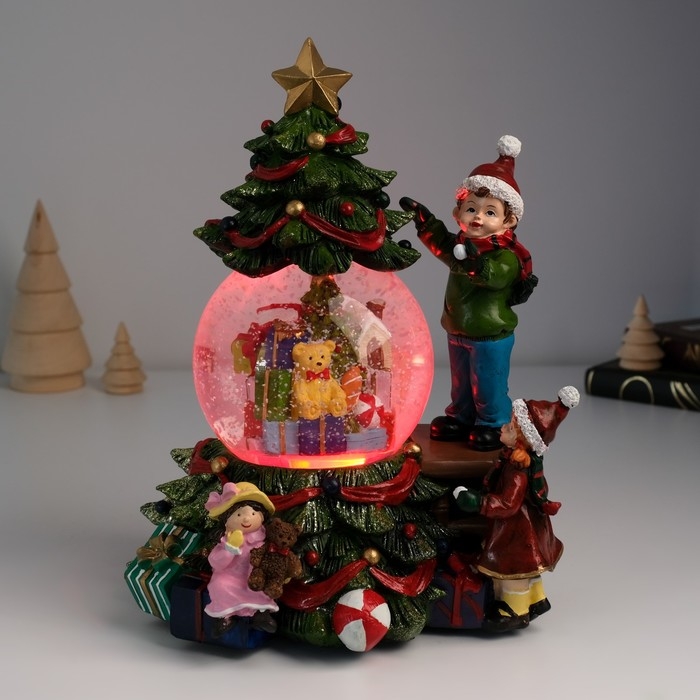 Сувенир полистоун водяной шар музыка, свет Сувенир полистоун водяной шар музыка, свет "Мальчик наряжает ёлку" d=10 см 18х16х23 см