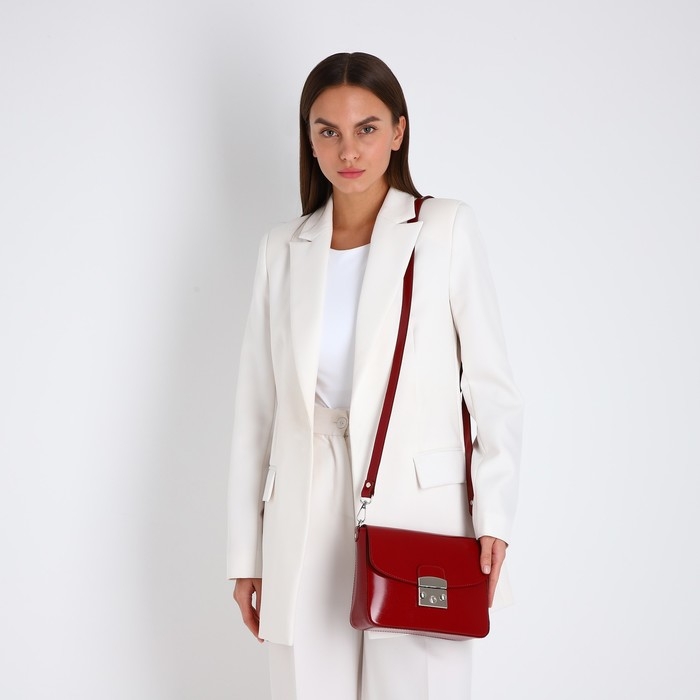 Сумка женская на клапане, цвет красный