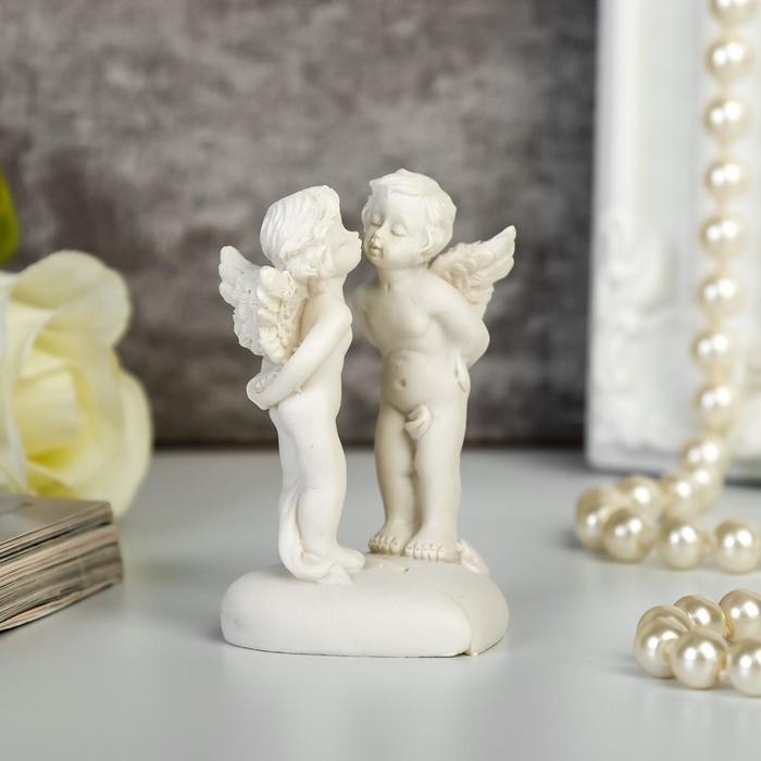 Сувенир полистоун "Ангелочки поцелуй на сердце" набор 2 шт 6х4х3,5 см