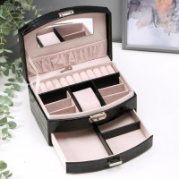 Шкатулка кожзам под бижутерию "Черный глянец" 20х15х11 см Шкатулка кожзам под бижутерию "Черный глянец" 20х15х11 см