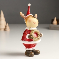 Сувенир полистоун "Лосик в красном кафтане и колпаке, с золотым венком" 8х6х16,5 см Сувенир полистоун "Лосик в красном кафтане и колпаке, с золотым венком" 8х6х16,5 см