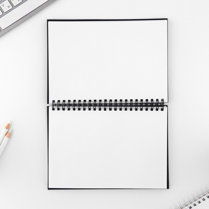 Скетчбук в твердой обложке на гребне А5, 80 л. 100 г/м «Корги» Скетчбук в твердой обложке на гребне А5, 80 л. 100 г/м «Корги»