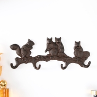 Крючки декоративные чугун "Белочки" 34,5х3х14 см Крючки декоративные чугун "Белочки" 34,5х3х14 см