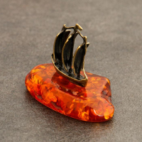 Сувенир "Парусник большой", латунь, янтарь, 2,3х1,0х2,3 см