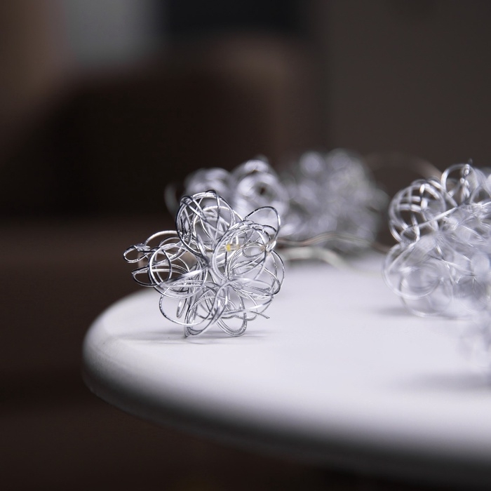 Гирлянда «Нить» роса 5 см, с насадками «Снежки», IP20, серебристая нить, 10 LED, батарейки ААх2 (не в комплекте), свечение тёплое белое Гирлянда «Нить» роса 5 см, с насадками «Снежки», IP20, серебристая нить, 10 LED, батарейки ААх2 (не в комплекте), свечение тёплое белое