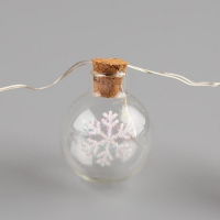 Гирлянда &laquo;Нить&raquo; 1.6 м с насадками &laquo;Шарики со снежинкой&raquo;, IP20, серебристая нить, 15 LED, батарейки ААх2 (нет в комплекте), свечение белое