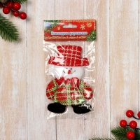 Мягкая подвеска "Снеговик в клетчатом костюме" 7х11 см, красный