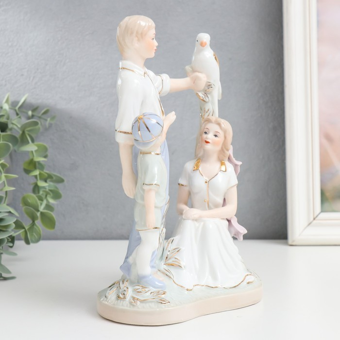 Сувенир керамика "Семья на прогулке с птицей" 20 см